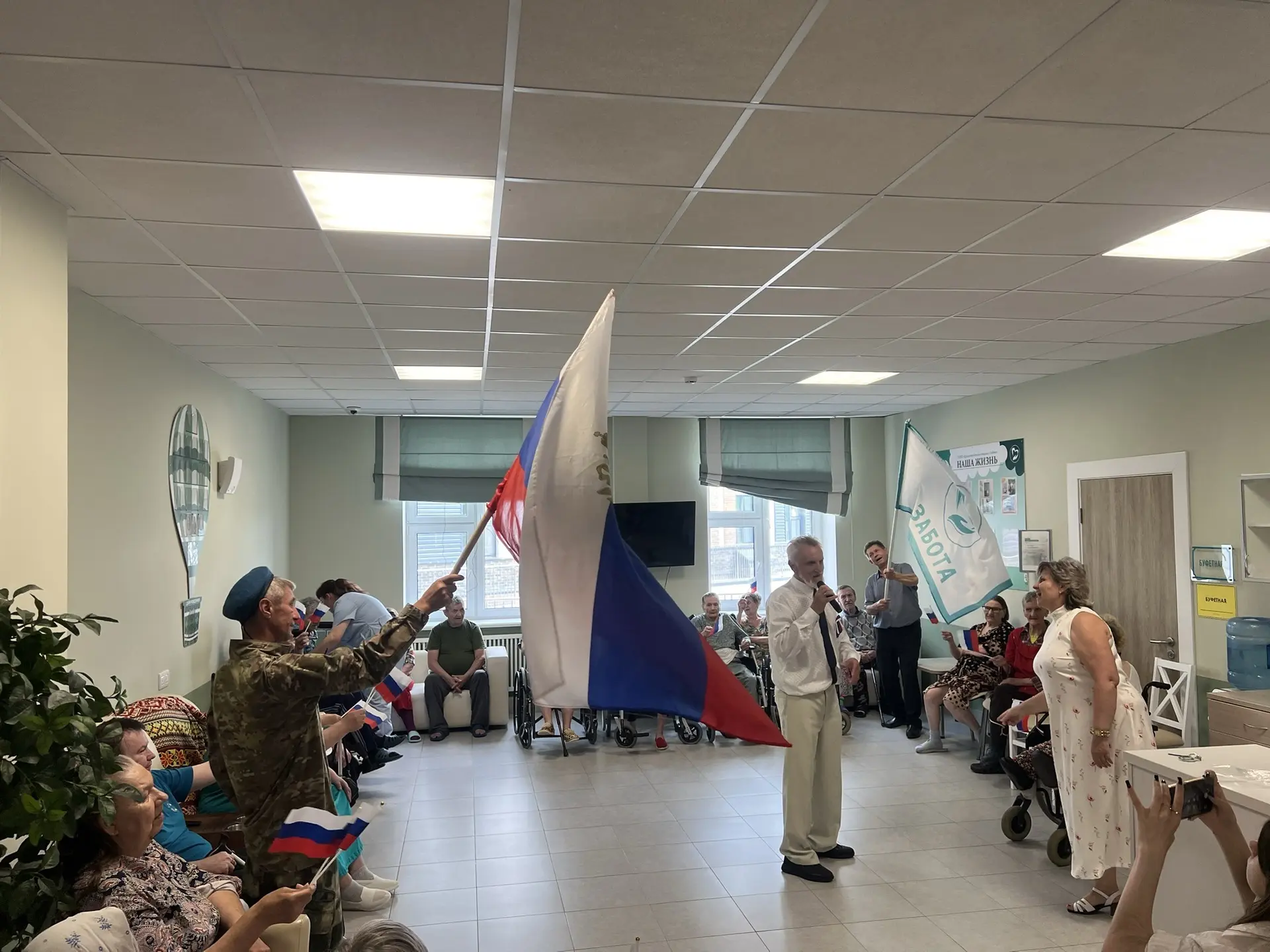 С Днем России! 🇷🇺

В нашем доме для пожилых правило простое: если не можешь прийти на концерт — ко