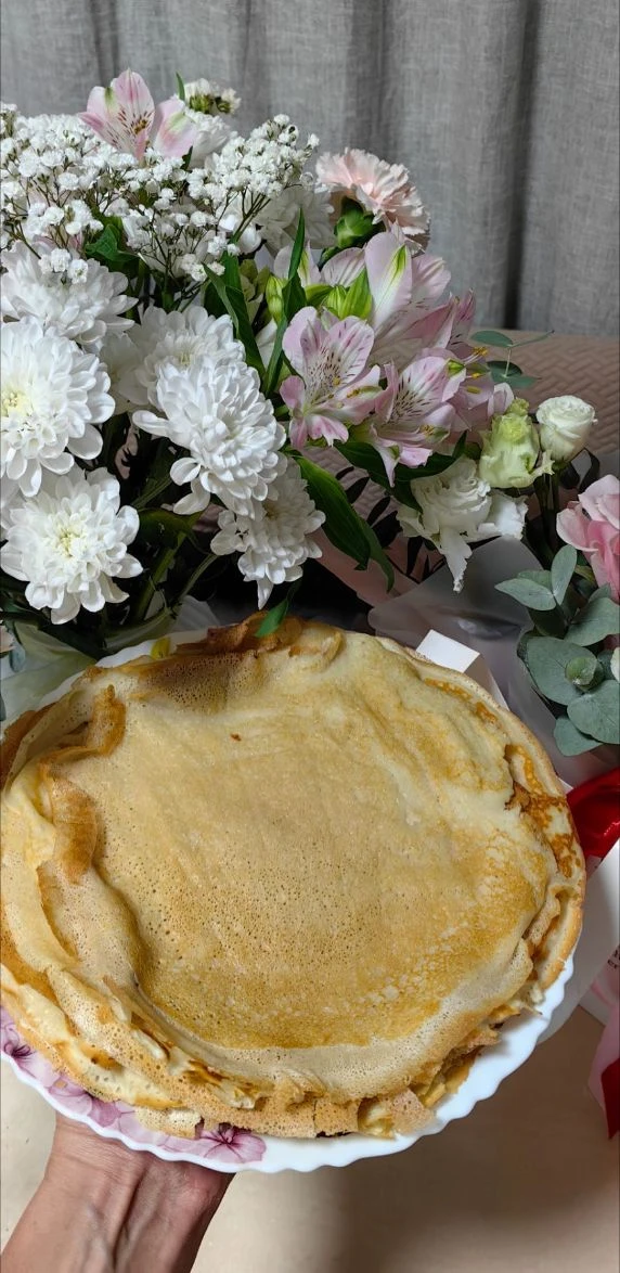 Младшая дочь напекла на ужин блины 🥞