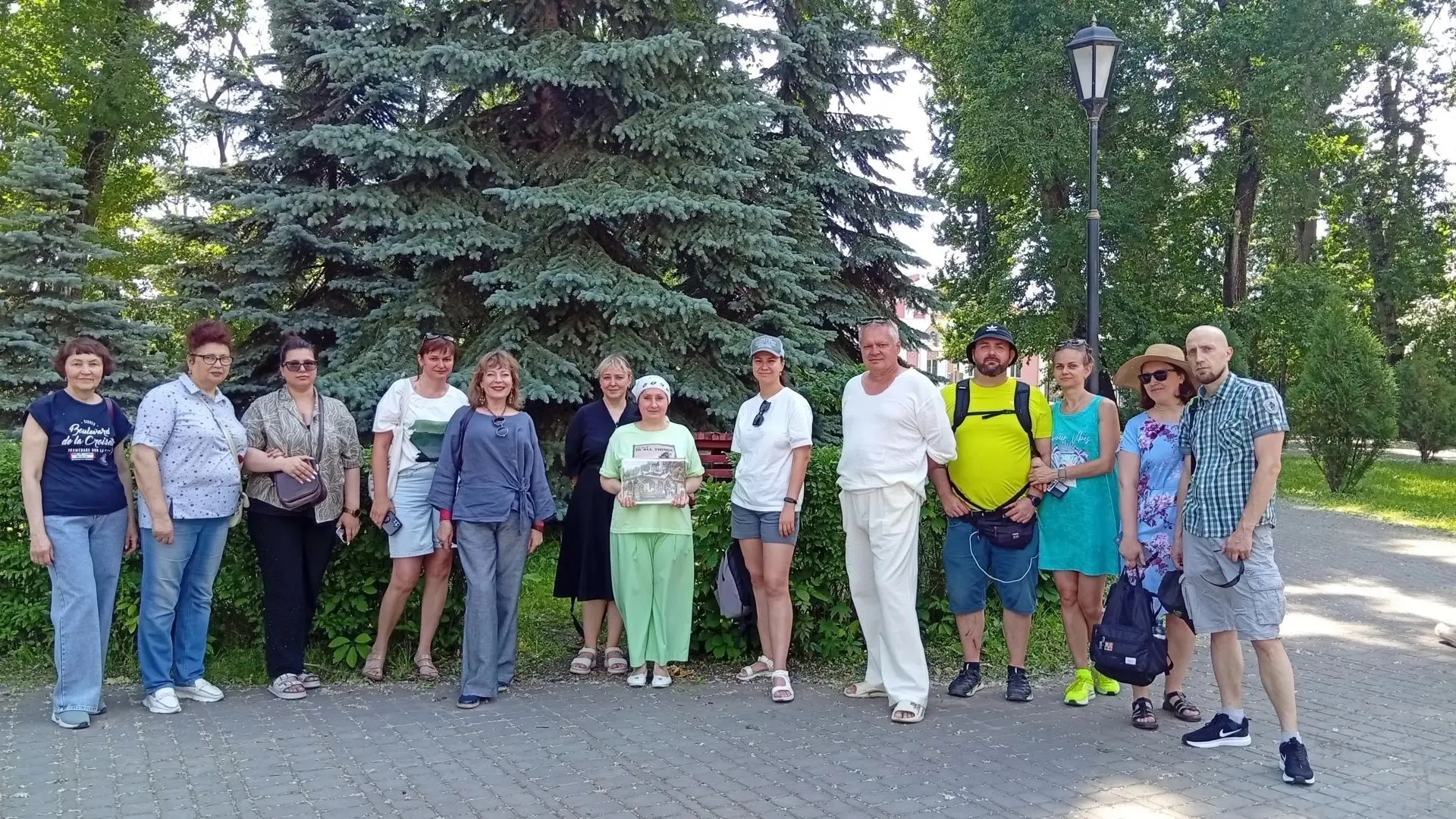 🌳В прошедшие выходные гости Нижнего парка вместе со Светланой Популовой прошлись по его аллеям и от