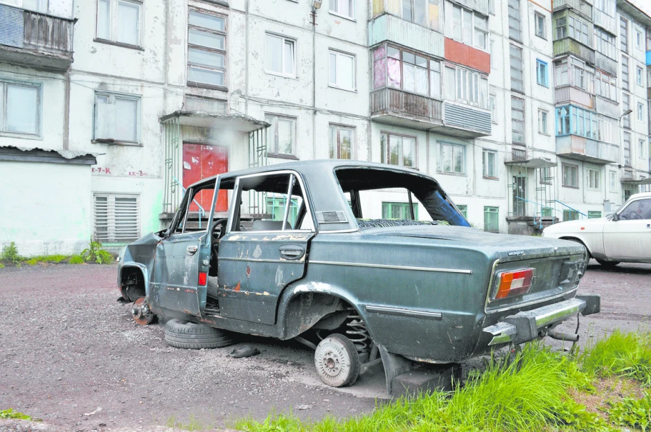 Что делать, если во дворе стоит заброшенный автомобиль? 🚗