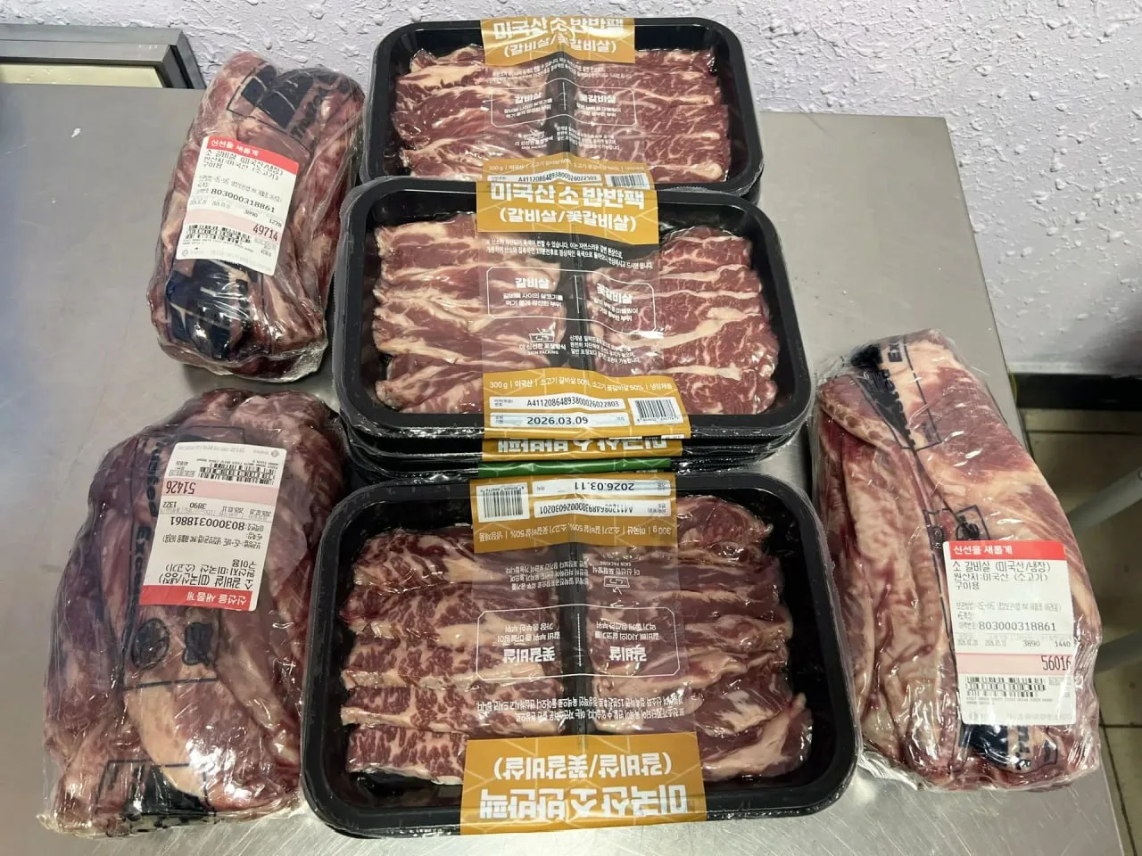 Восемь кг сырого мяса обнаружили в багаже туриста на Сахалине  Островные таможенники задержали  в аэ