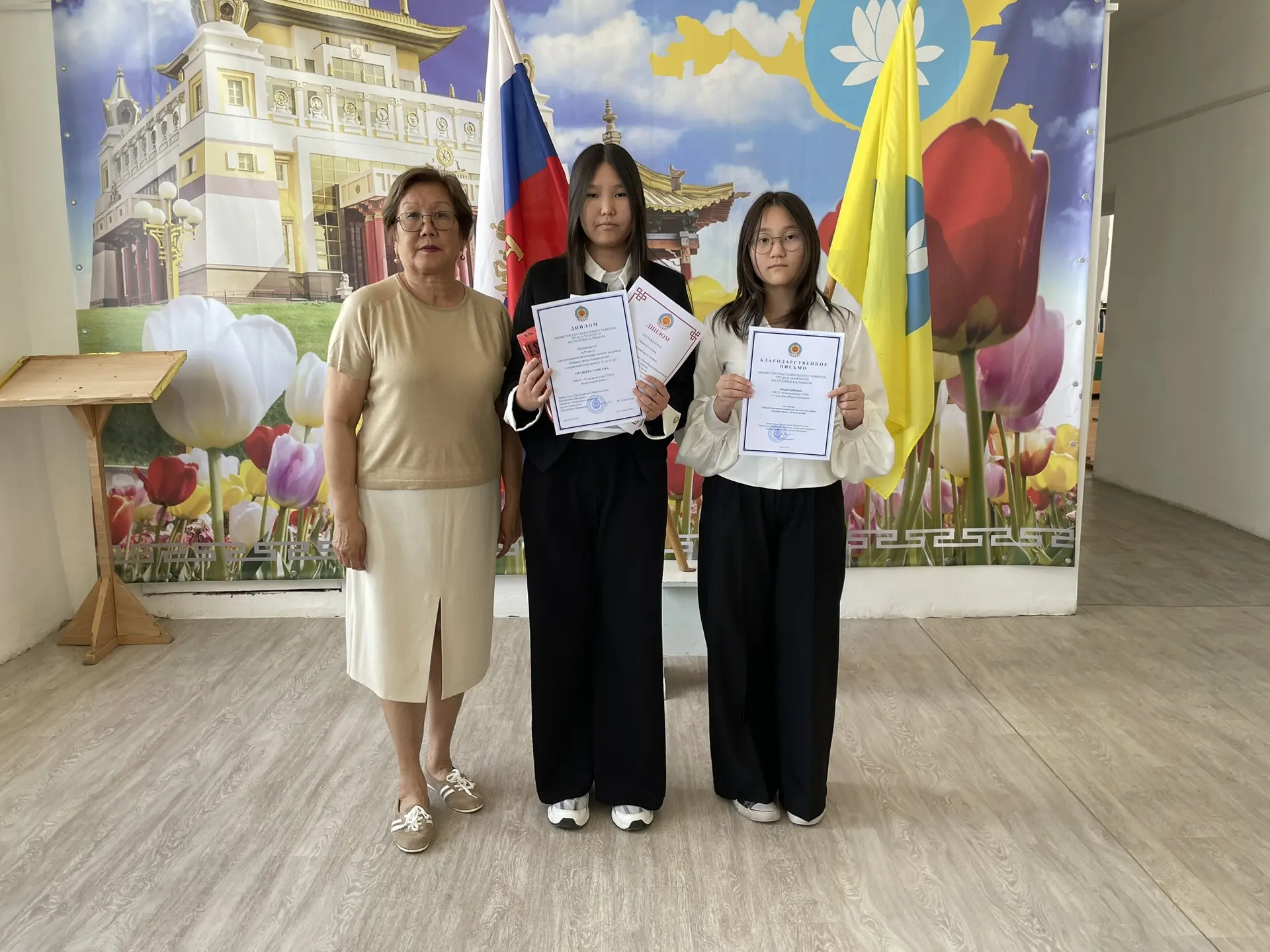 🎨 Поздравляем Орашеву Сувсану с победой в республиканском конкурсе «Мир глазами детей»!