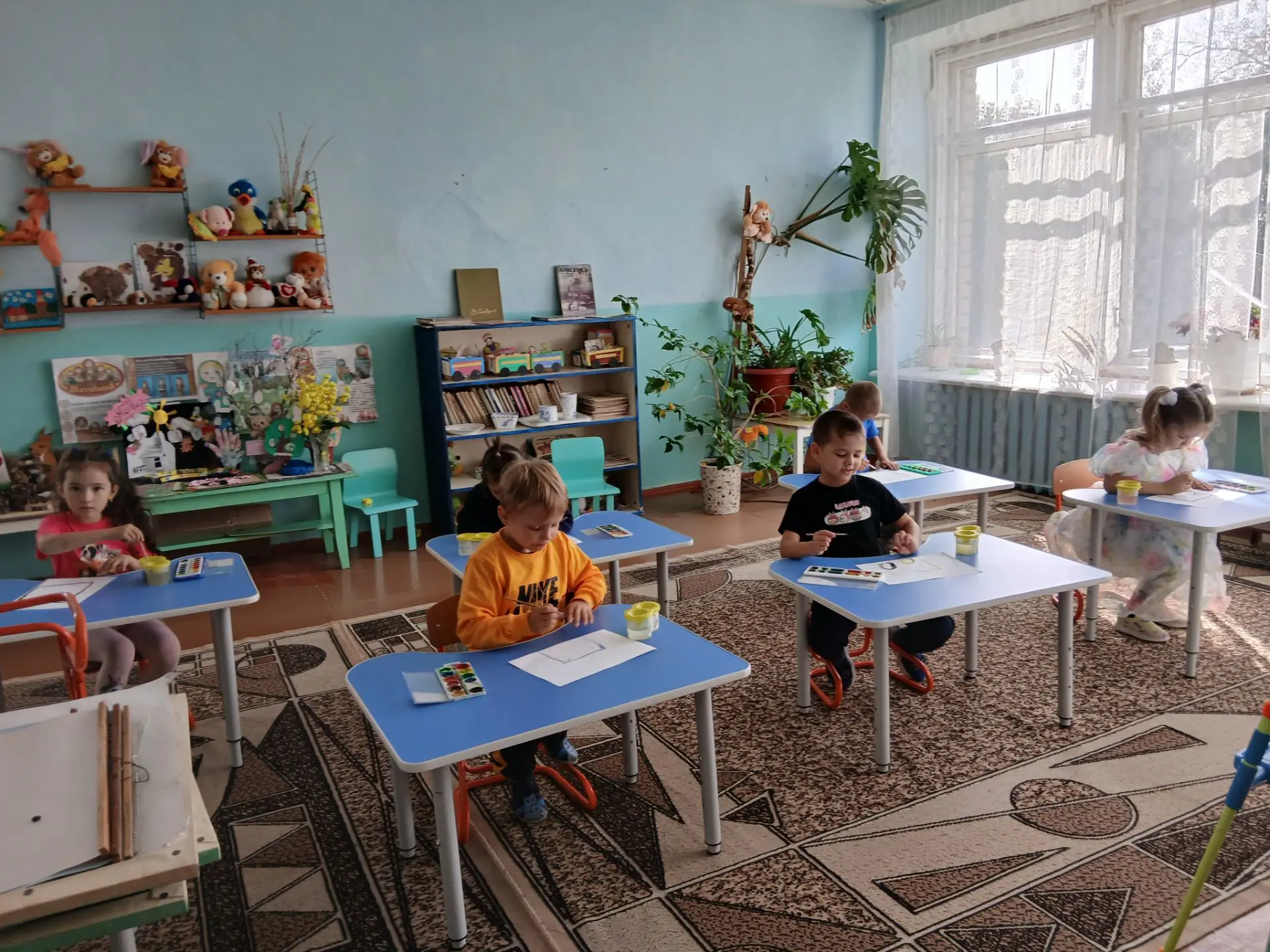 На занятии по ИЗО деятельности в подготовительной группе с детьми рассмотрели иллюстрац...