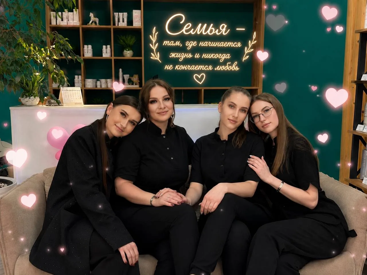 С Международным днём семьи! 

 Пусть в вашем доме всегда царят любовь, тепло, поддержка и счастье. Б