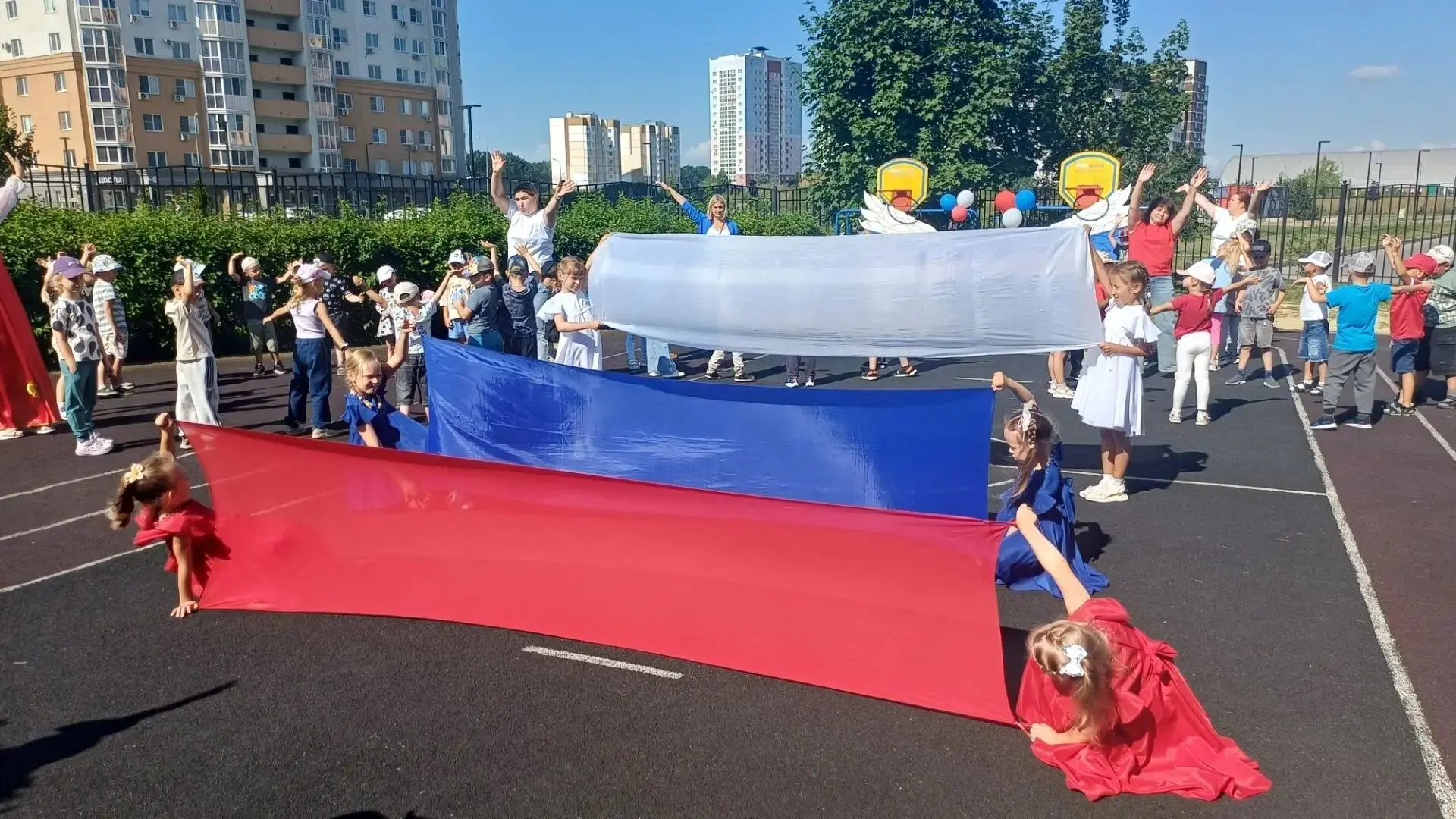В преддверии Дня Государственного флага РФ юные липчане принимают участие в тематически...