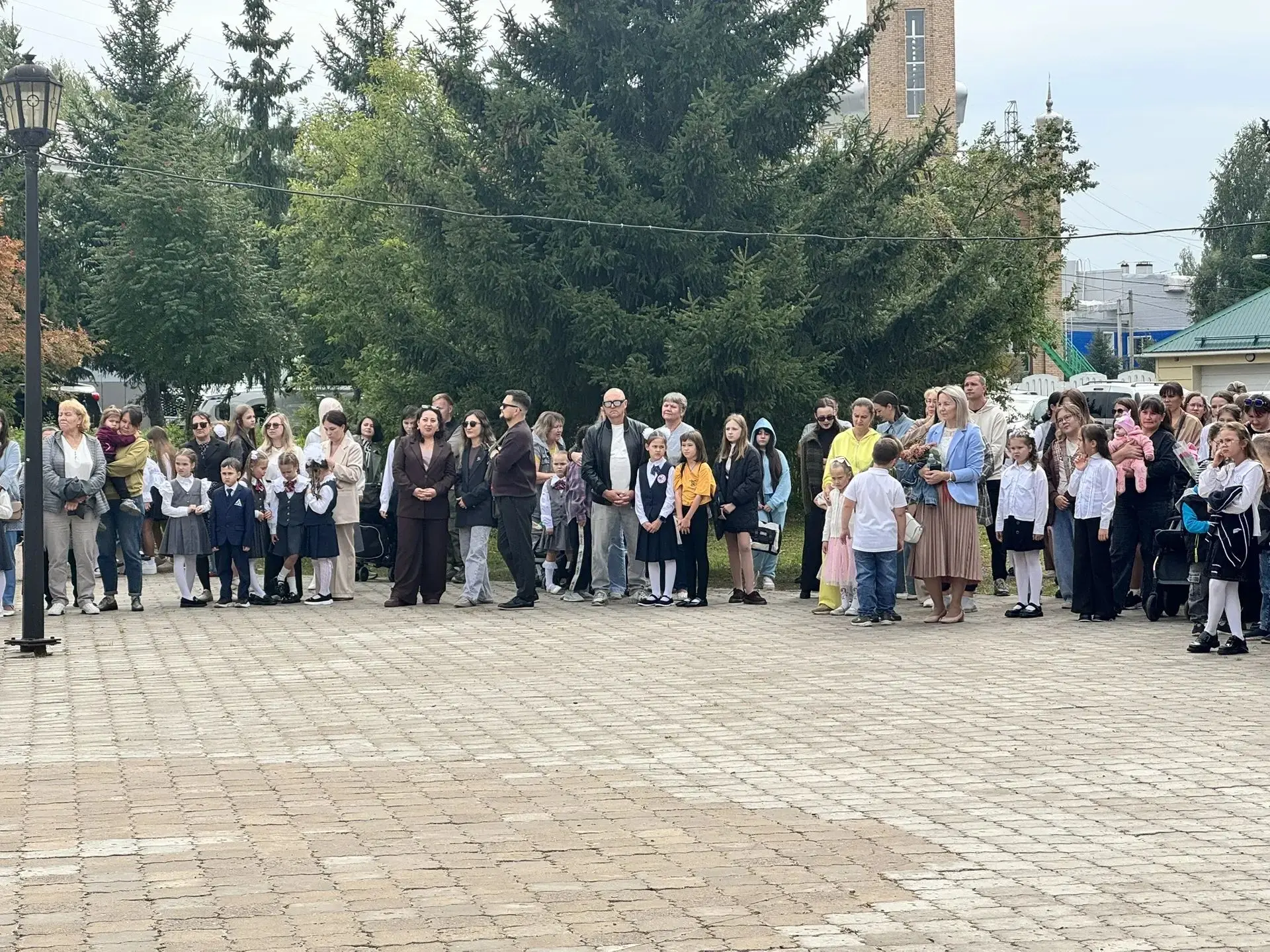 1 сентября на площади Детской школы искусств прошла торжественная линейка, посвященная ...