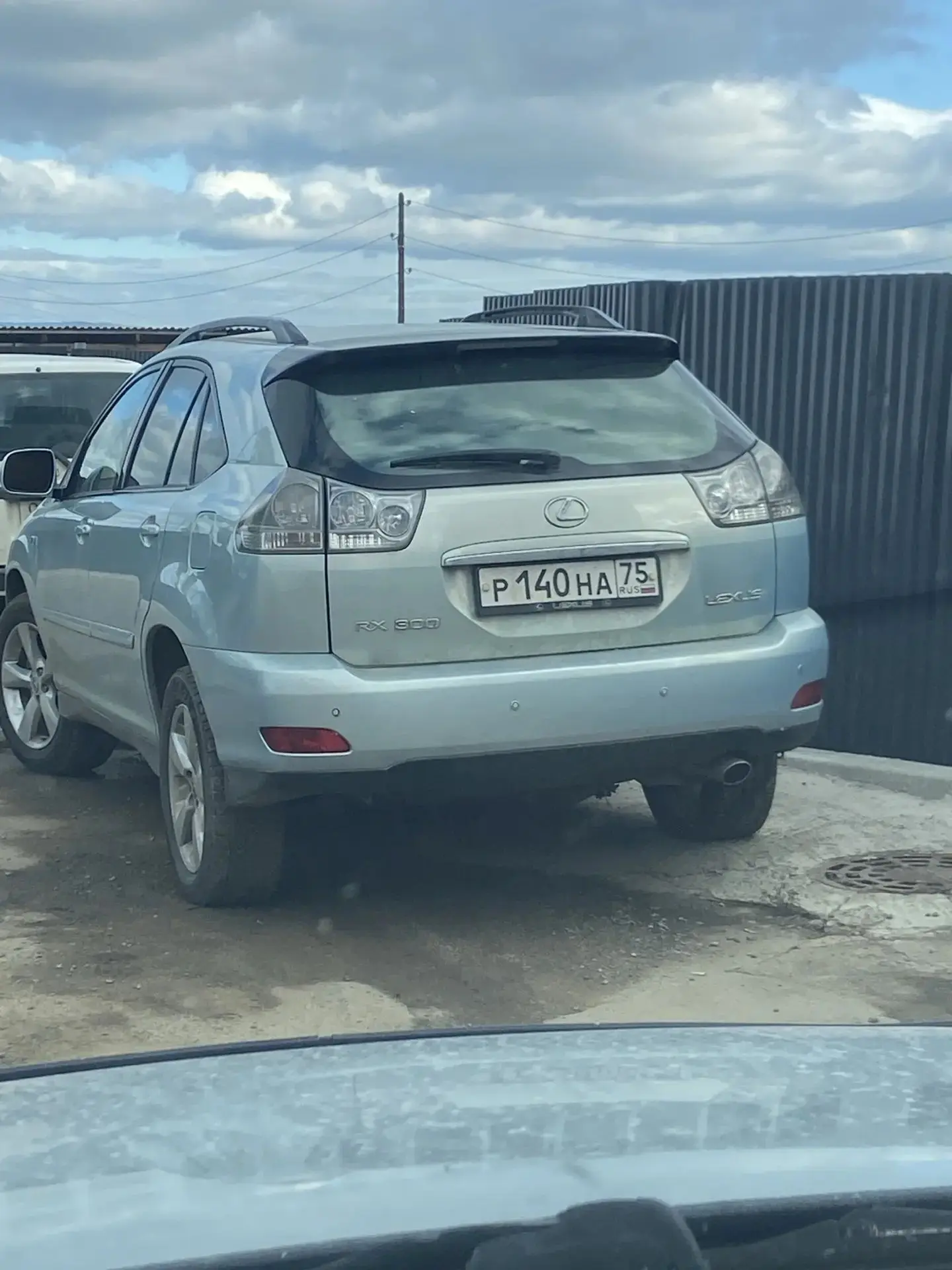 Уберите пожалуйста автомобили!