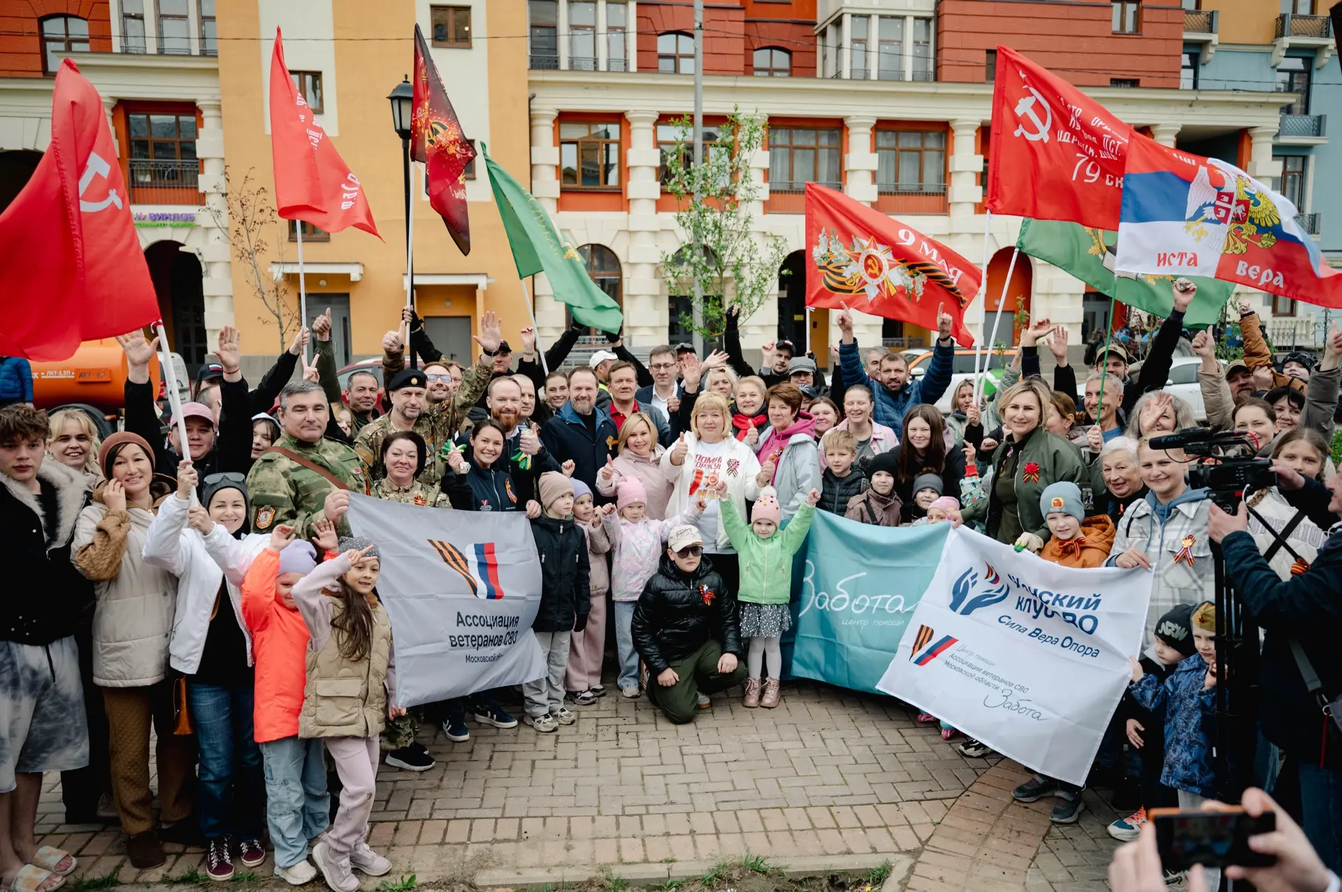 В День Победы вместе с жителями ЖК «Митино О2» и нашими Героями-ветеранами спецоперации...