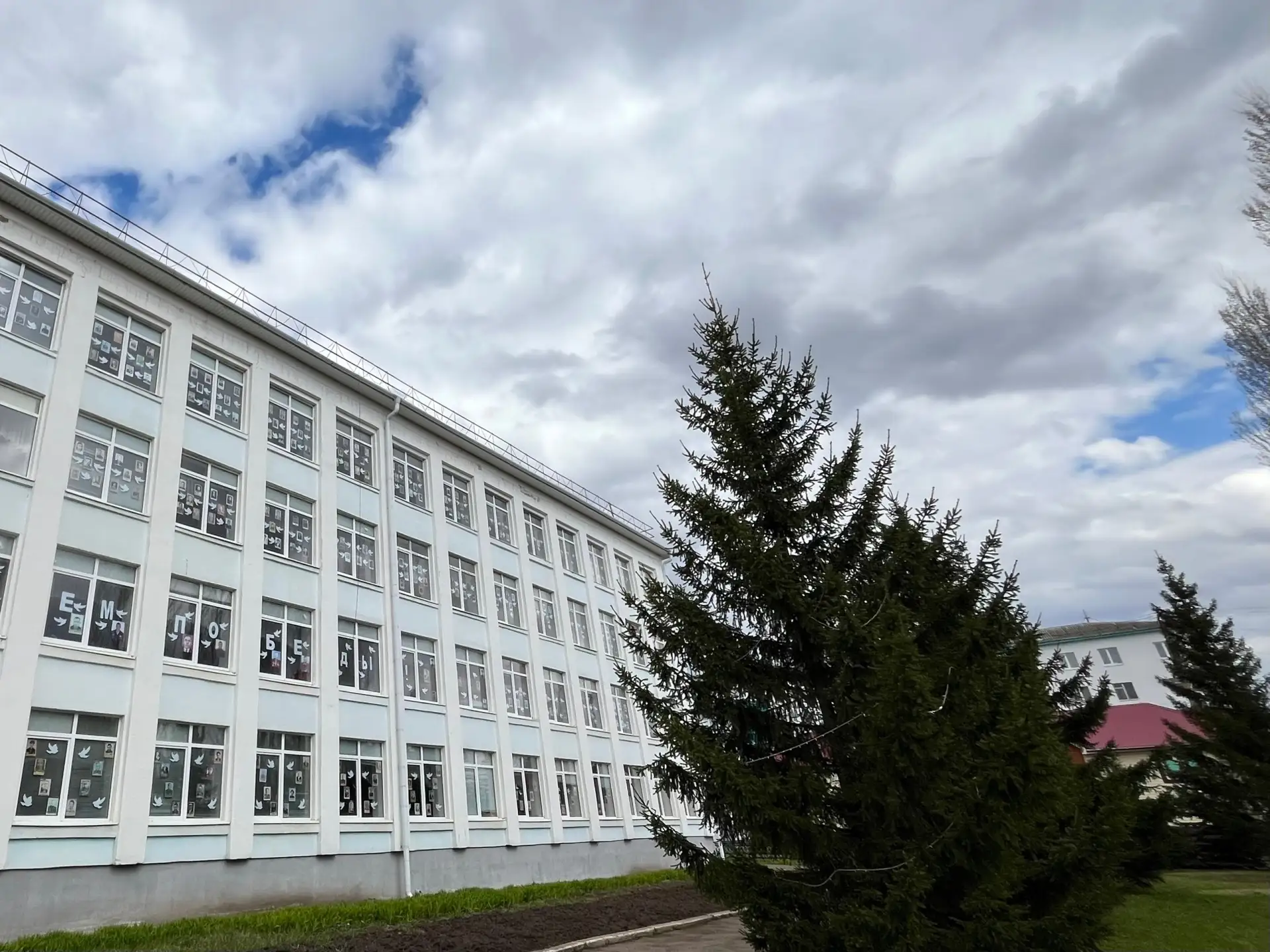В преддверии великого праздника — Дня Победы — в нашей гимназии царит особая атмосфера памяти, уваже