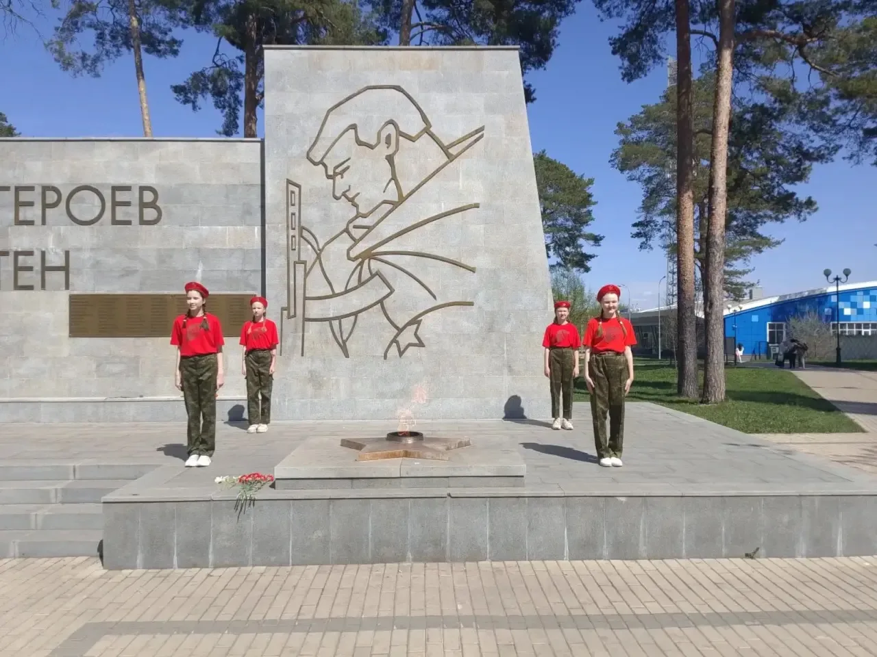 🕊️Память в юных сердцах: почётный караул у обелиска.