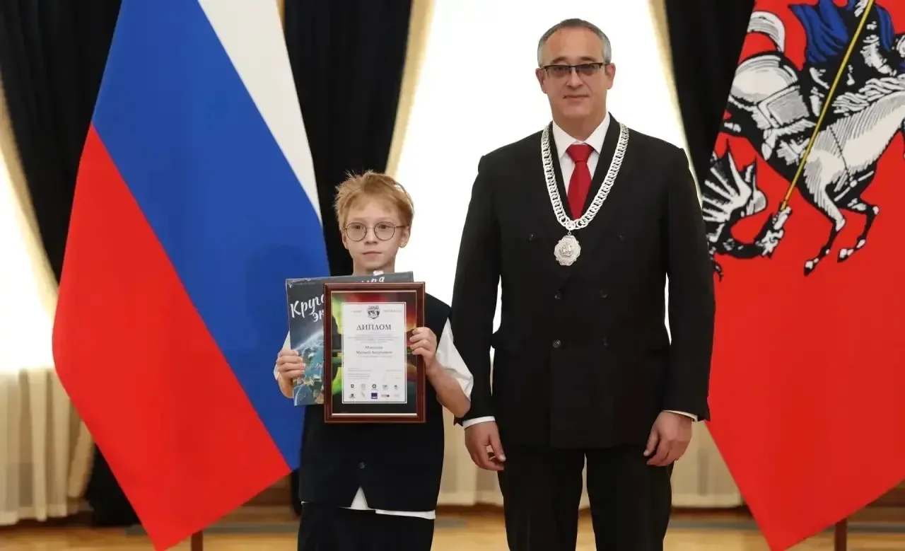 Наши юные полярники!🧊

🎉 Поздравляем учеников 6 «К» класса Манохина Матвея и Манохина Тимофея с до