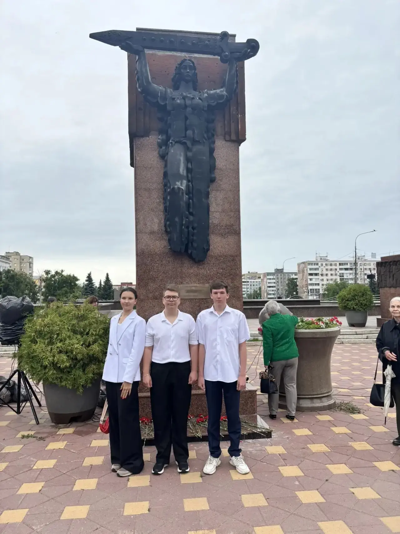 22 июня 2026 года волонтеры нашей школы приняли участие в церемонии возложения цветов на Площади Гер