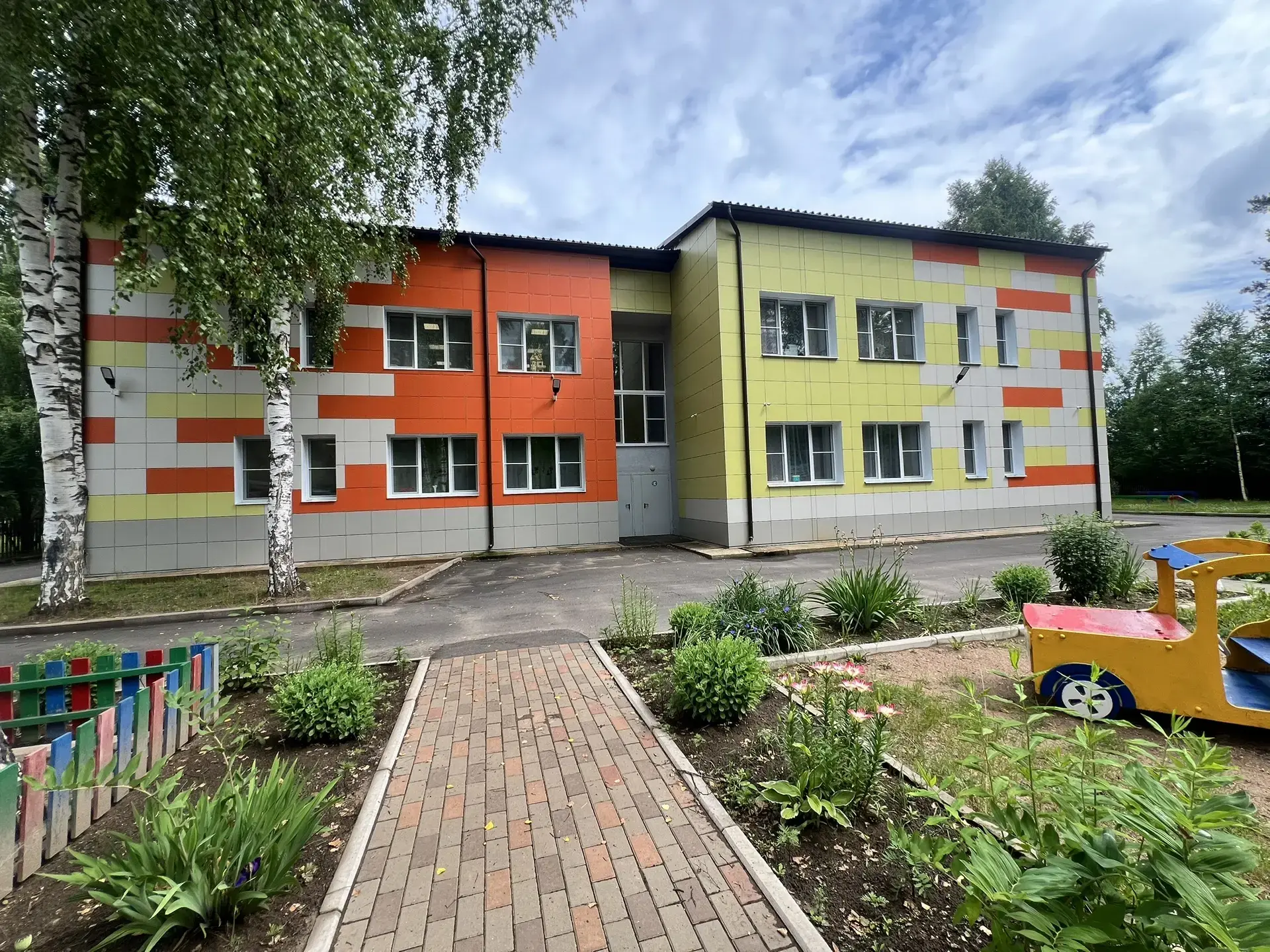 Подготовлено с заботой и любовью: детский сад открывает свои двери после обновления 🏫❤️
Завтра, 1 и