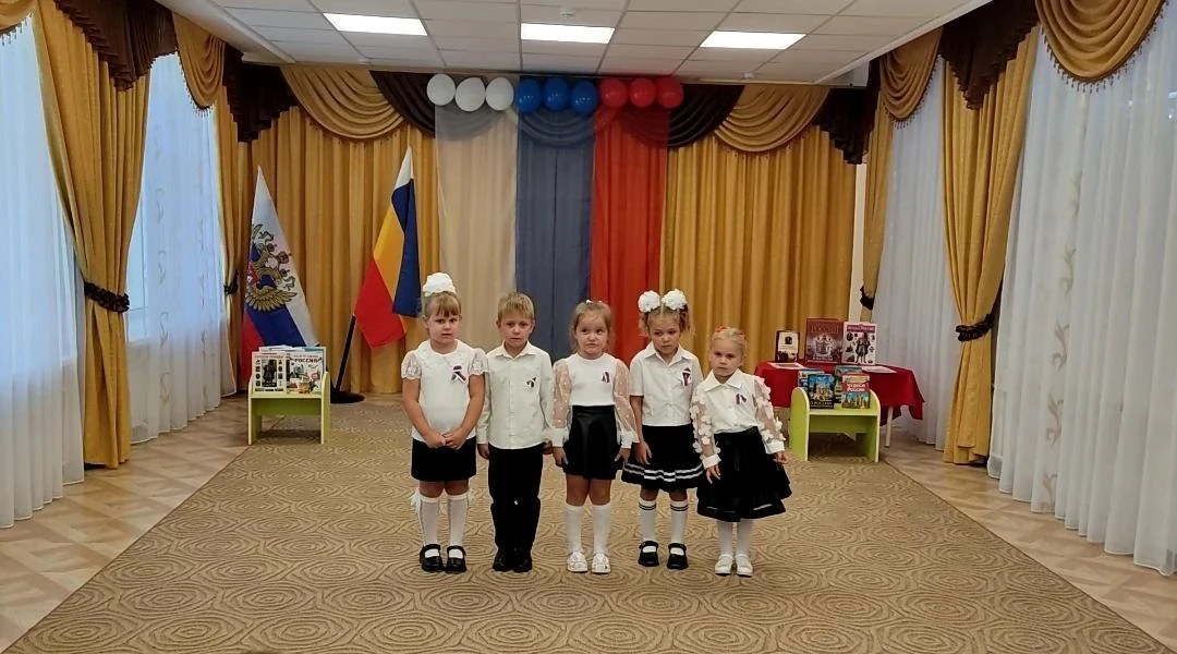 Познавательно-развлекательная программа «Гордо реет флаг России»