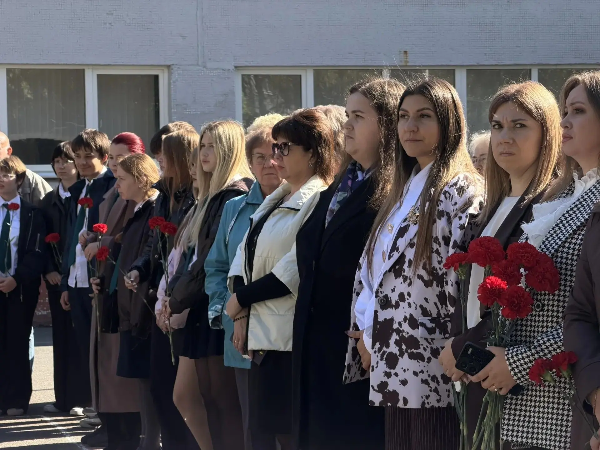В курской школе №48 открыли Аллею Памяти героев, погибших при исполнении