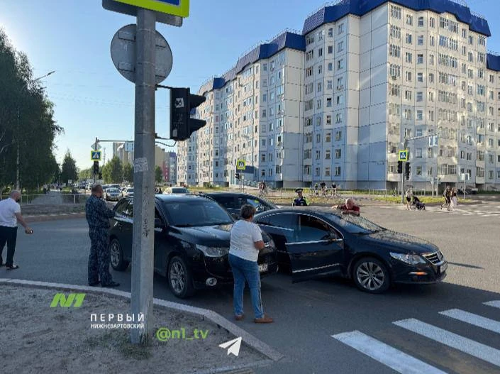 Накануне случилась авария на перекрёстке Мусы Джалиля и Омской. Детали выясняем.