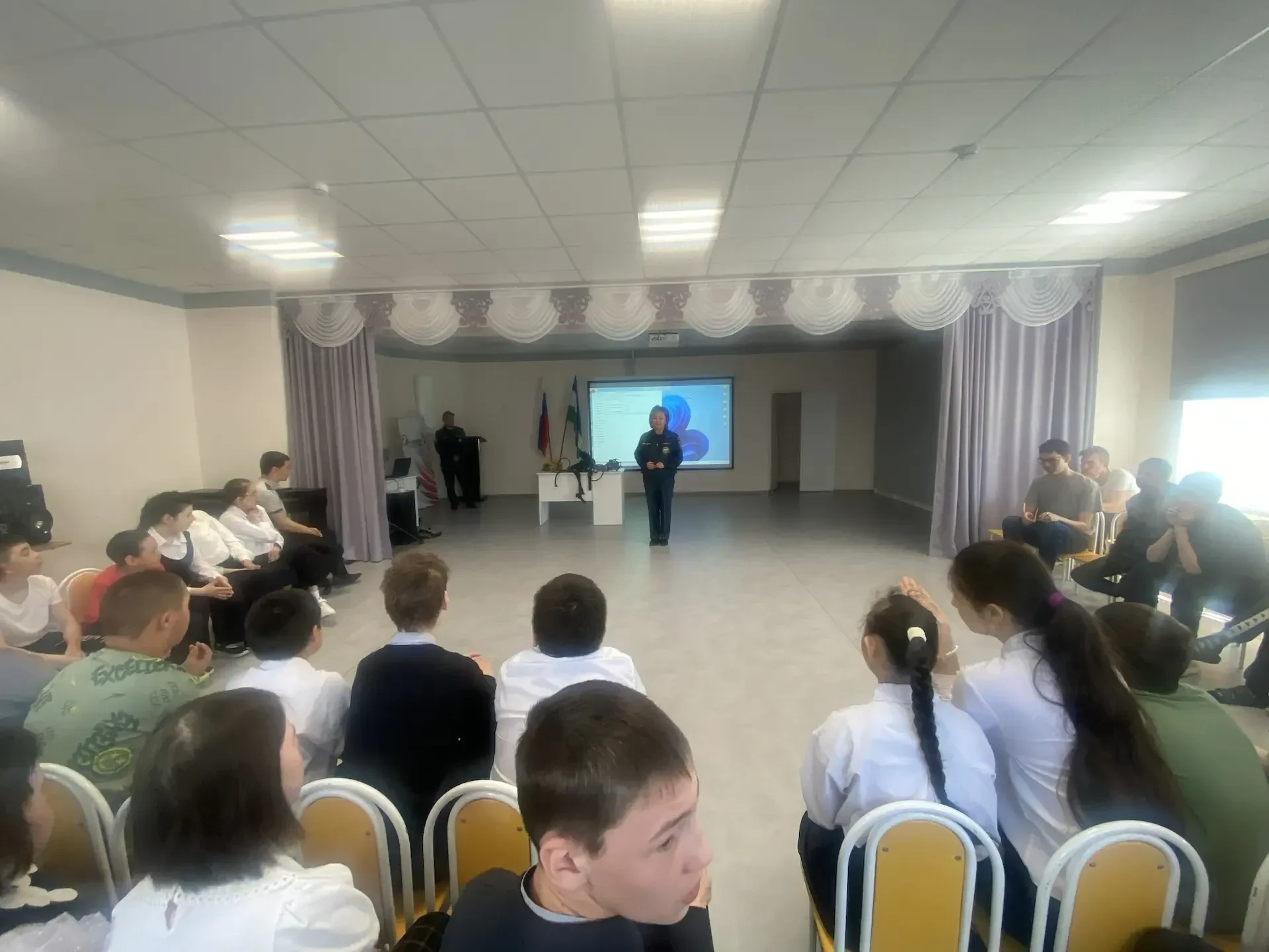Сегодня в нашей школе прошли уроки пожарной безопасности!

К нам в гости пришли представители пожарн