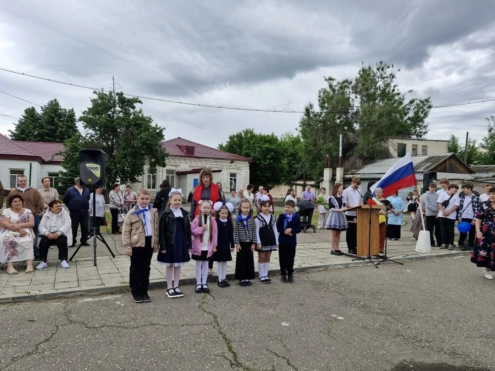 Сегодня в МКОУ "Новоаннинская гимназия" прошла торжественная линейка  "Последний звонок...
