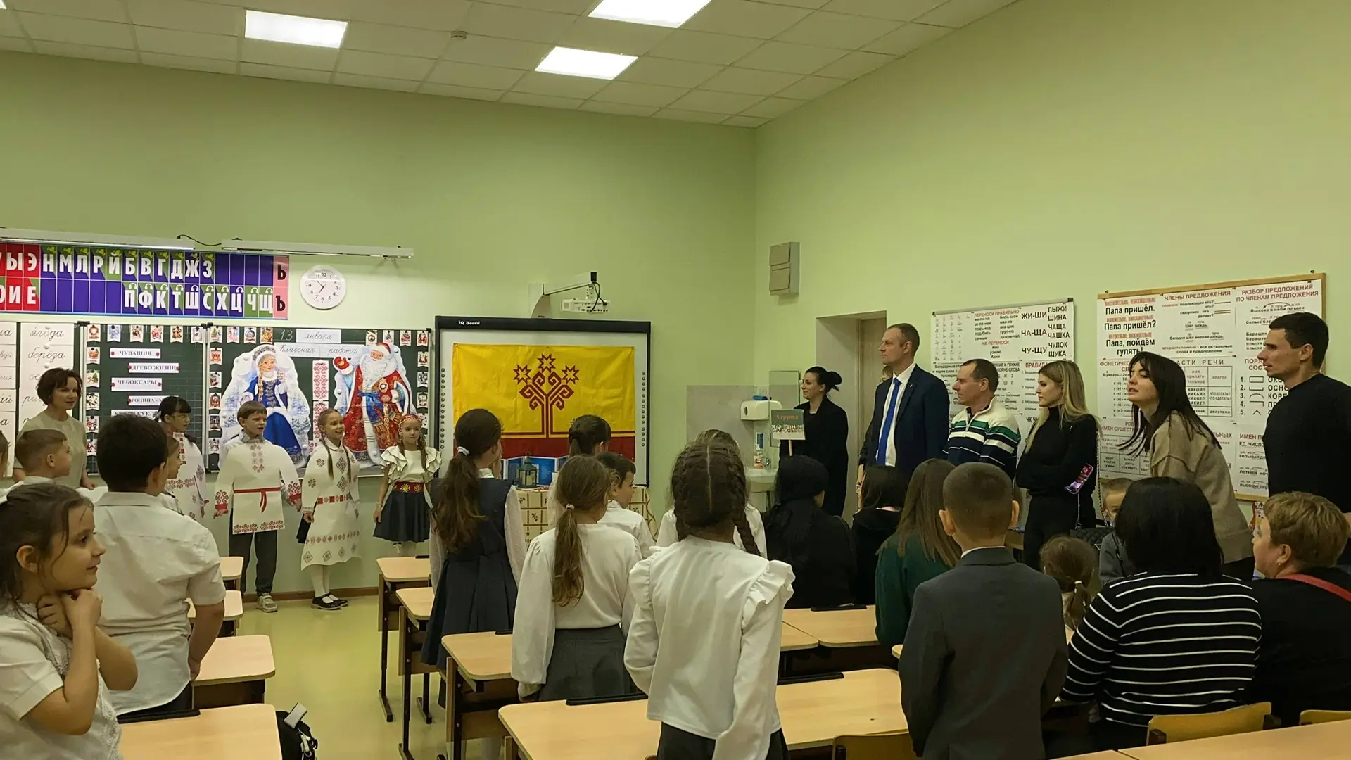 Сегодня в нашей школе удивительно теплый вечер, который мы назвали «Родительская гостиная».  В школе