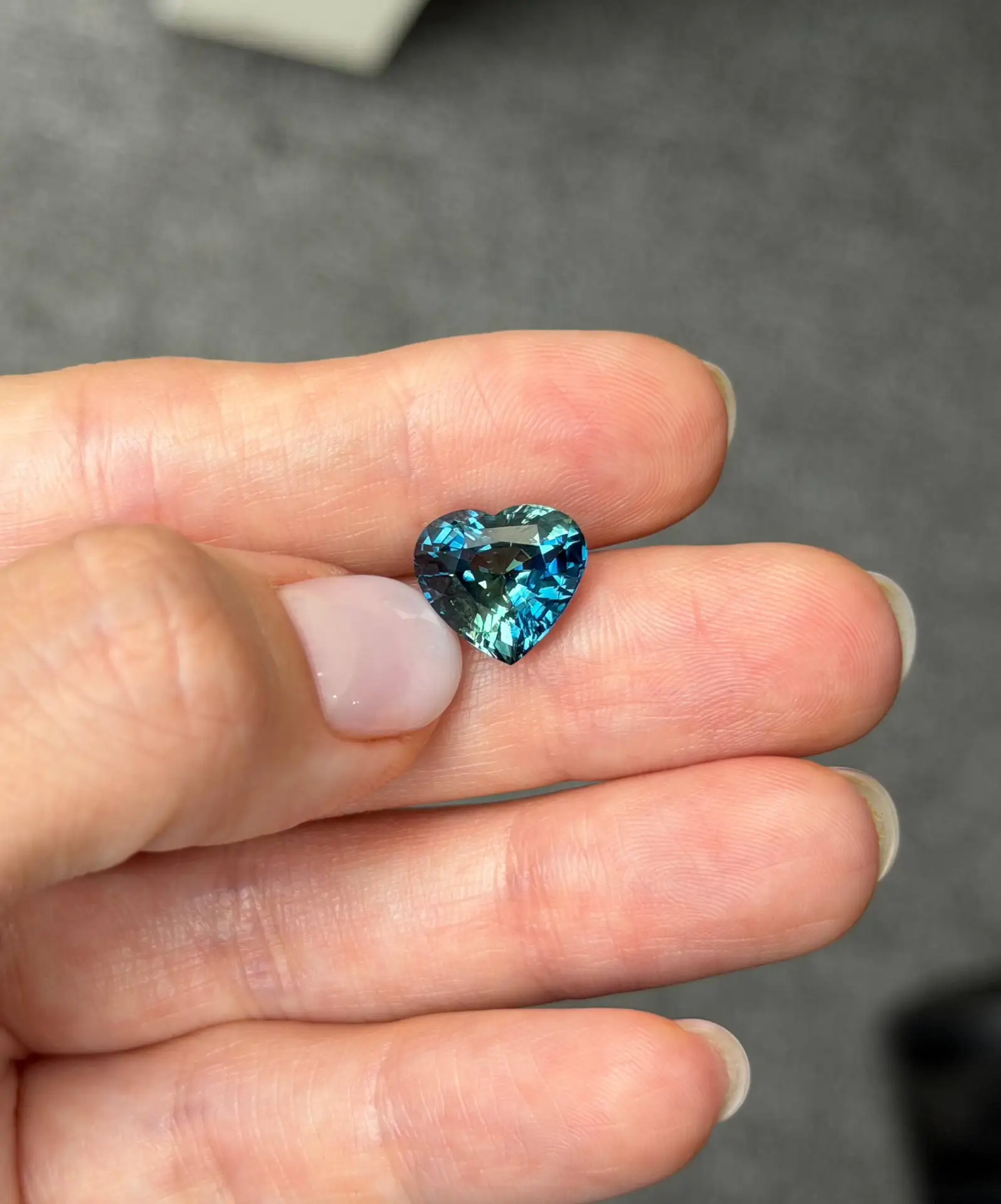 ANUAR JEWELLRY 

В продолжении вчерашнего поста о сапфирах представляем:
Невероятно красивый Тиловый