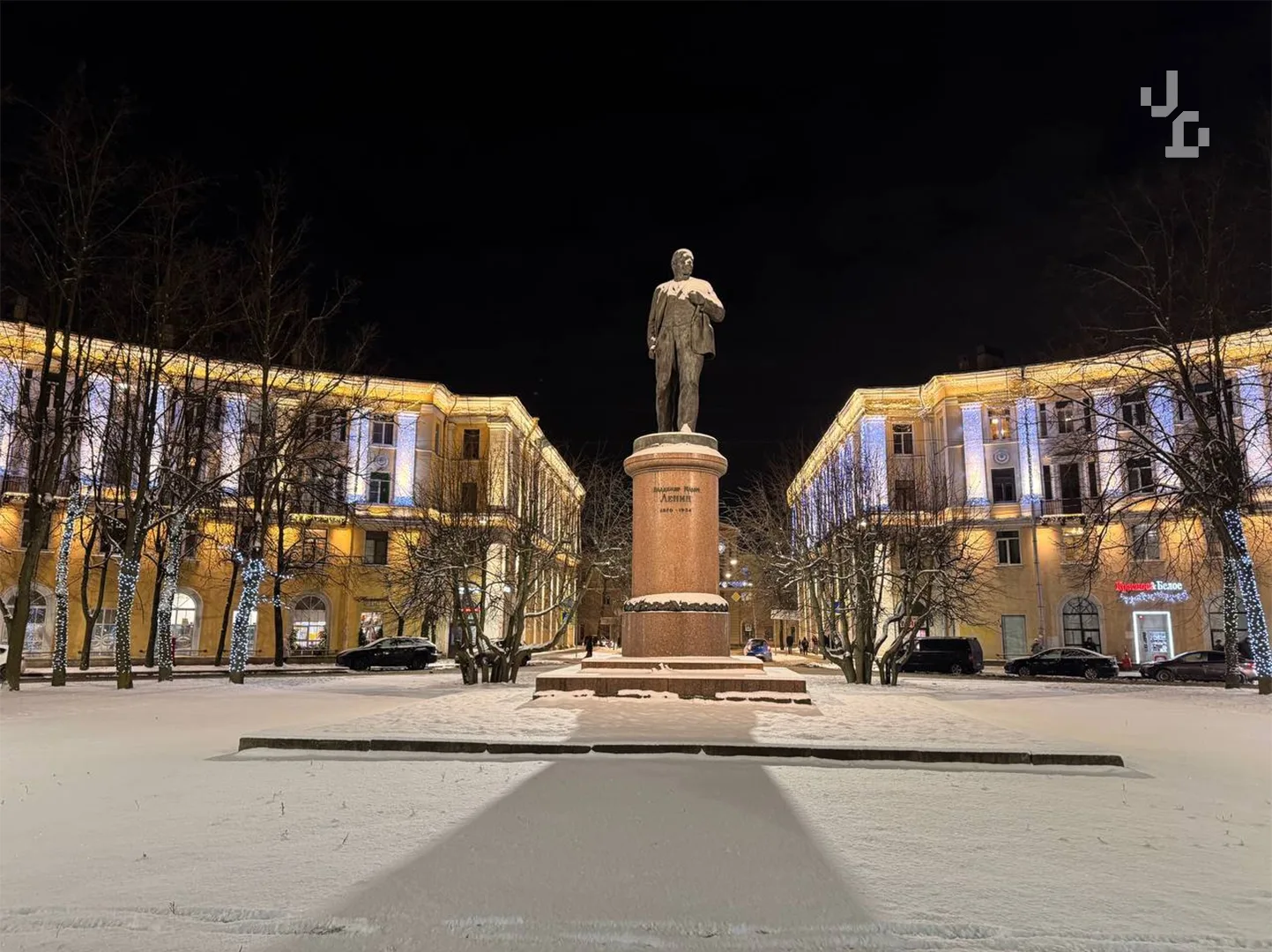 В Колпинском районе завершили праздничное украшение к Новому году

Колпинский район преобразился к н
