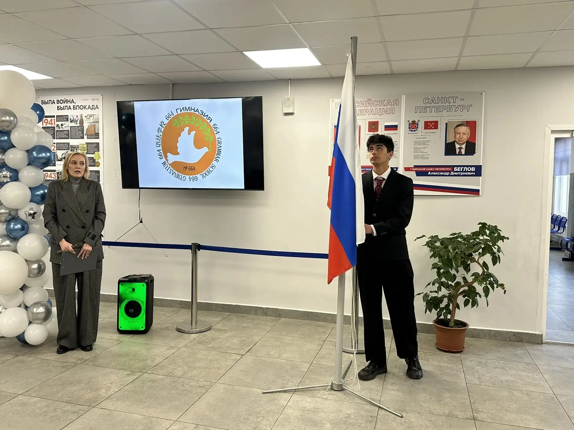 Последняя линейка на двух площадках: флаг, гимн и финишная прямая перед каникулами 😎   Сегодня в наш