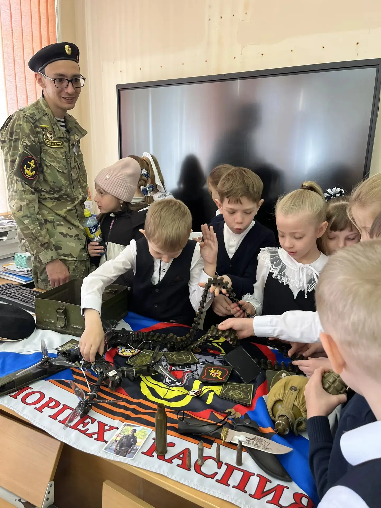 А гимназии прошли "Уроки Мужества". В гости к ребятам приходил Гвардии Лейтенант запаса Васильев Вла