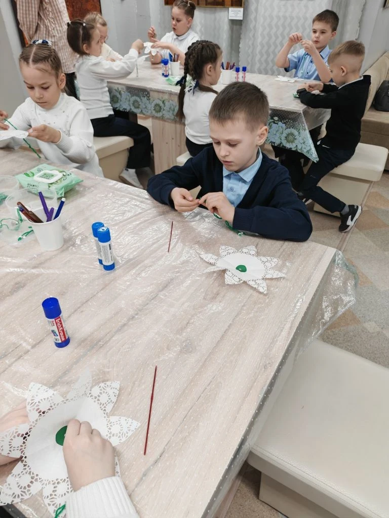 28 апреля учащиеся 1б класса посетили музей детского изобразительного искусства народов Сибири и Дал