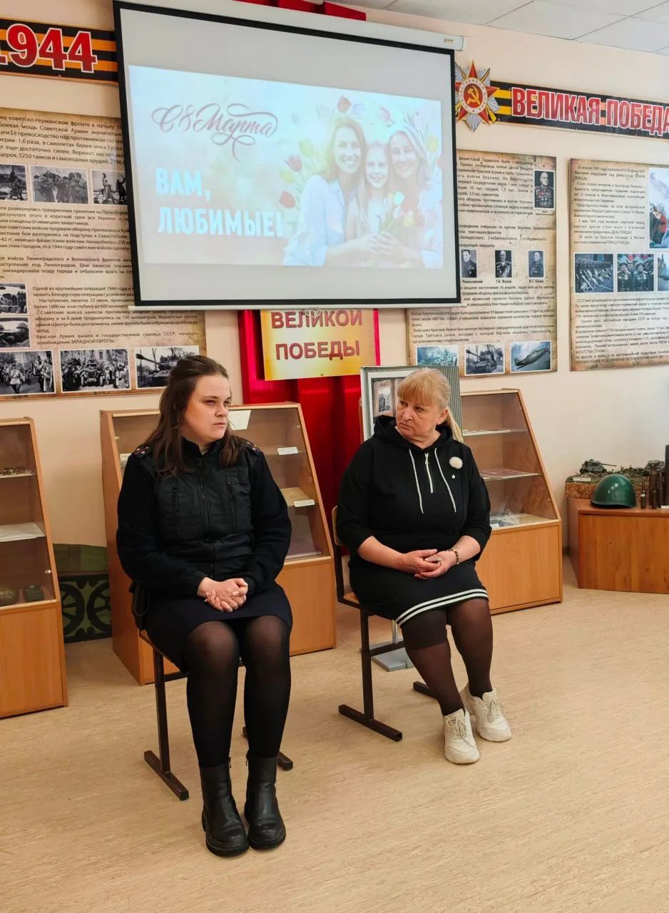 Встреча с героями нашего времени: Полицейский в школе    4 марта, в преддверии самого весеннего праз