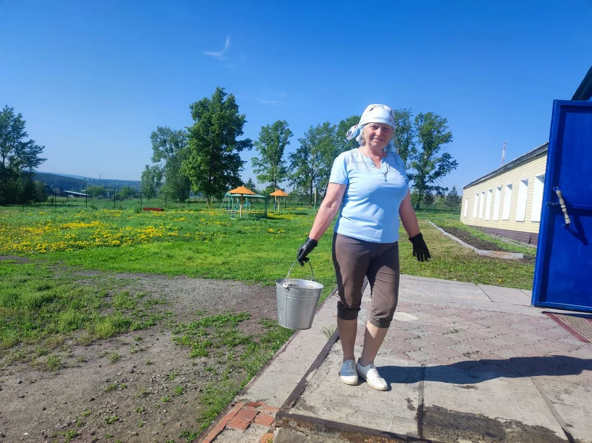 Трудовые будни наших педагогов в летний период: прополка и полив огорода, уход и полив клумб. Благод