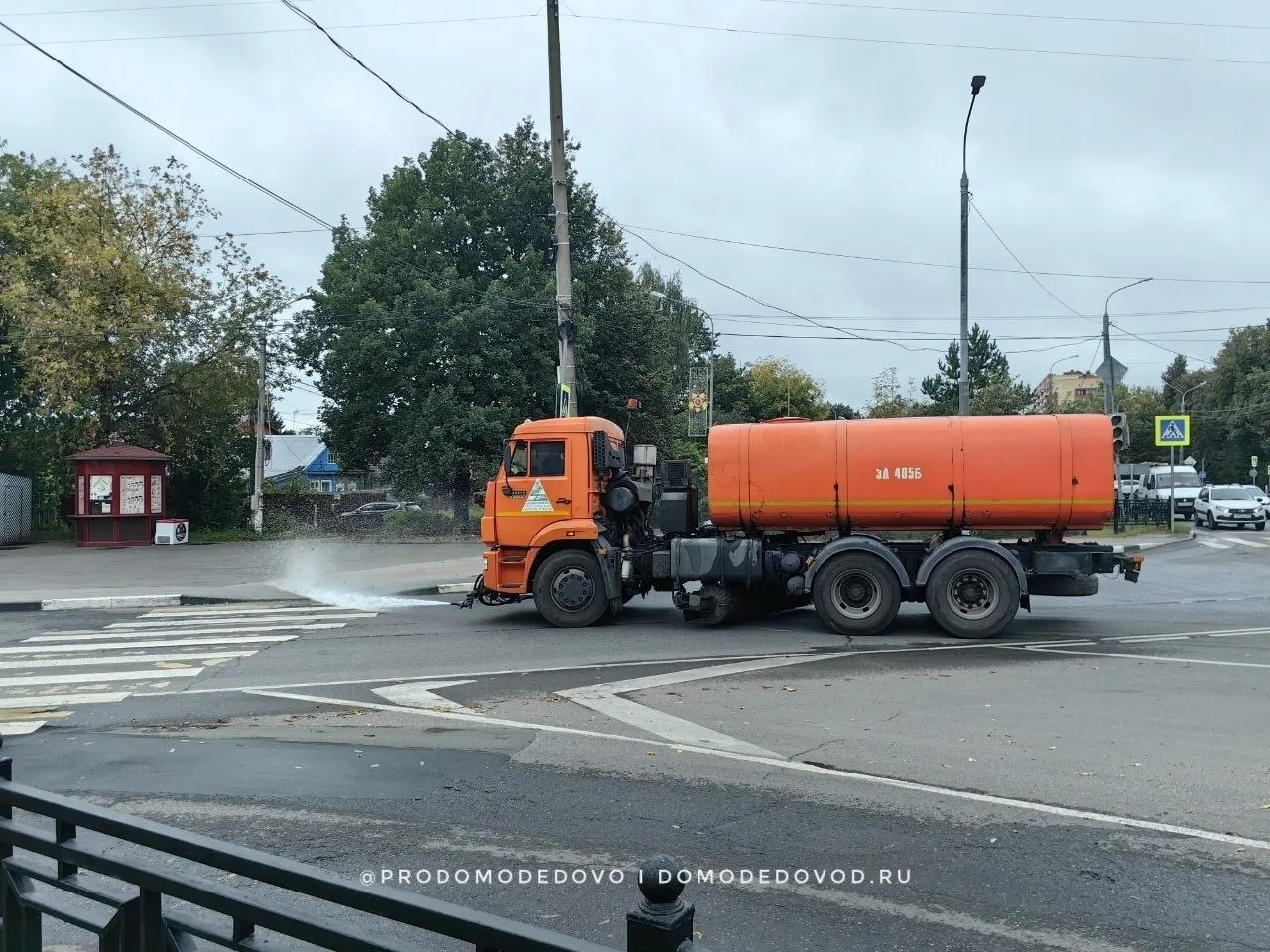 В Домодедово моют дороги. На Советской улице сегодня замечена такая техника в действии....