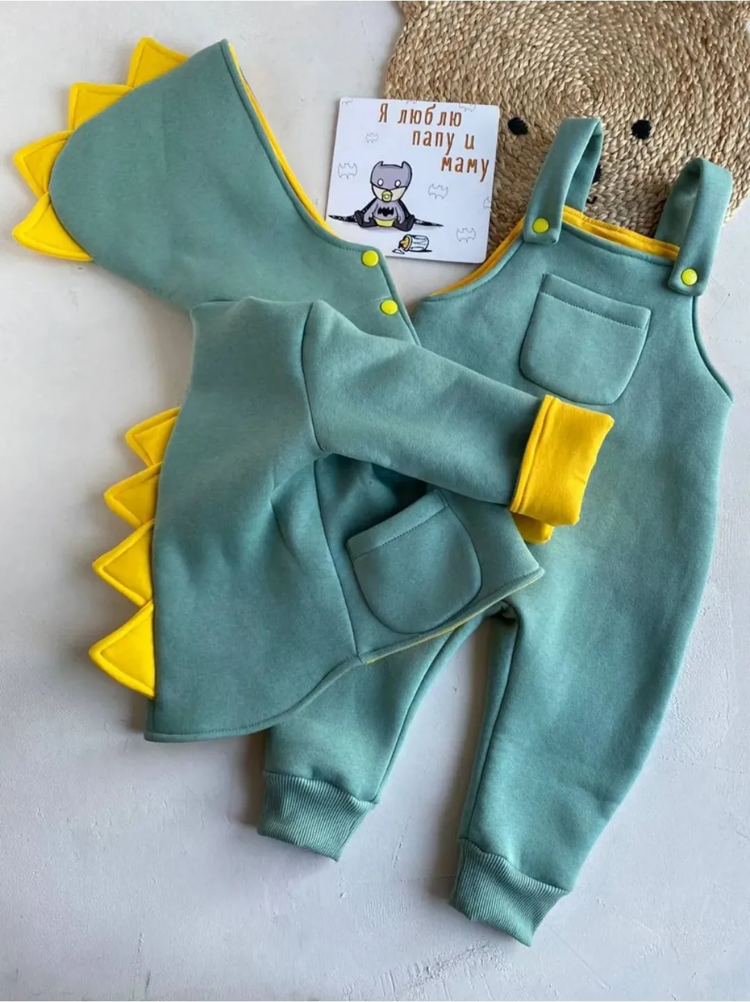 Костюм дино Sabi collection🐲

Этот дино-лук — просто имба! 🦖 Мятный с желтым — это база, а шипы на