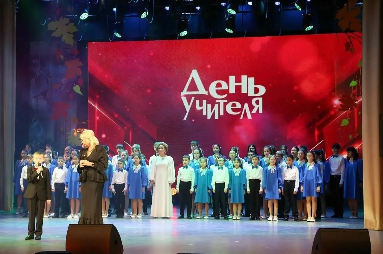 28 педагогов наградили ко Дню учителя в Набережных Челнах