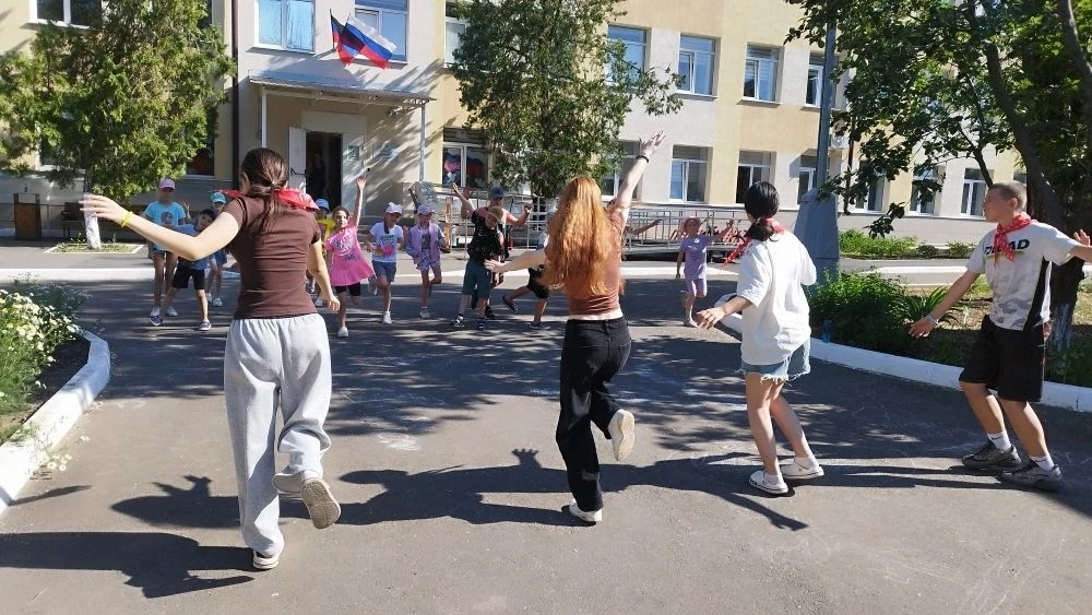 🥳7 день в нашем лагере прошёл необычно и насыщенно. 🥳
Ребят ждал мастер-класс по акварели в художе