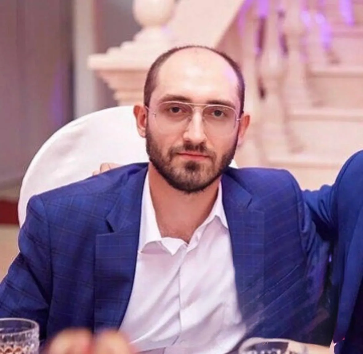 Ерванд нашел в телефоне своей жены Анаит переписку с каким-то Иваном и зарезал возлюбленную

Они при
