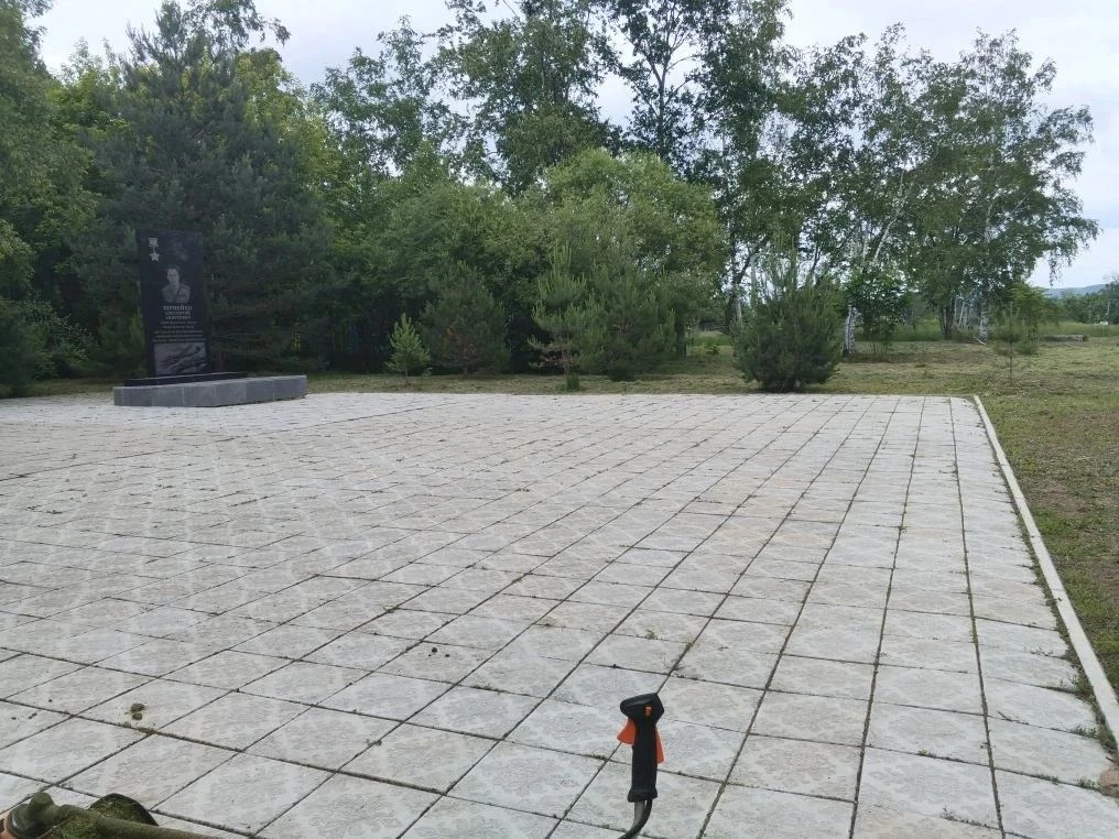 🌿В рамках благоустройства в селе Стретенка осуществляется обкос травы памятников и детской площадки