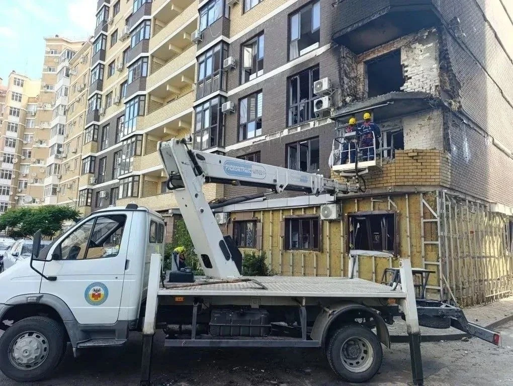 Жителям пострадавшего от атаки БПЛА дома выплатят компенсации – по 15 675 рублей.