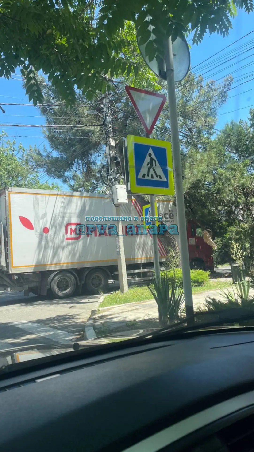 Фура «Магнита» снесла дерево Новороссийская/Ивана голубца.

Одна полоса перекрыта. 
Образуется пробк