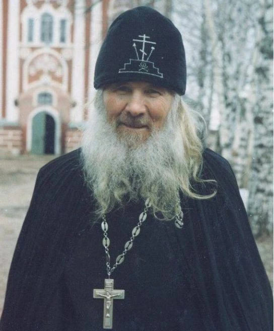 🕊 На жалобы батюшка отвечал: - Читай Псалтирь!

- Батюшка, в семье большие ссоры. - Читай Псалтирь.