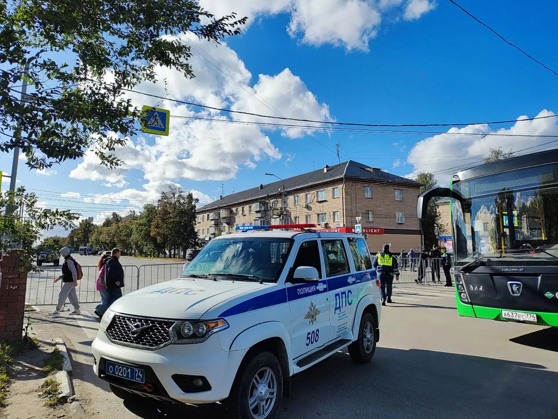 Сотрудники полиции обеспечили безопасность на праздничных мероприятиях в Копейске и Вер...