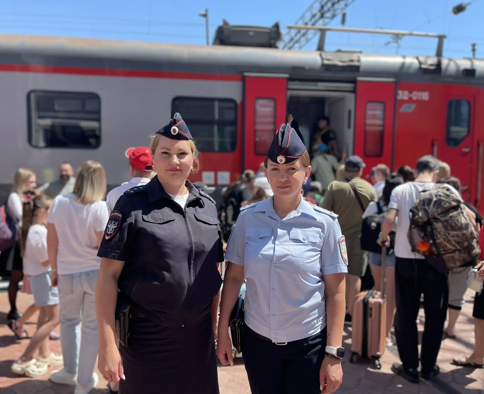 👮🚂В Иркутске транспортные полицейские сопроводили электропоезд, следовавший в оздоровительный лаге