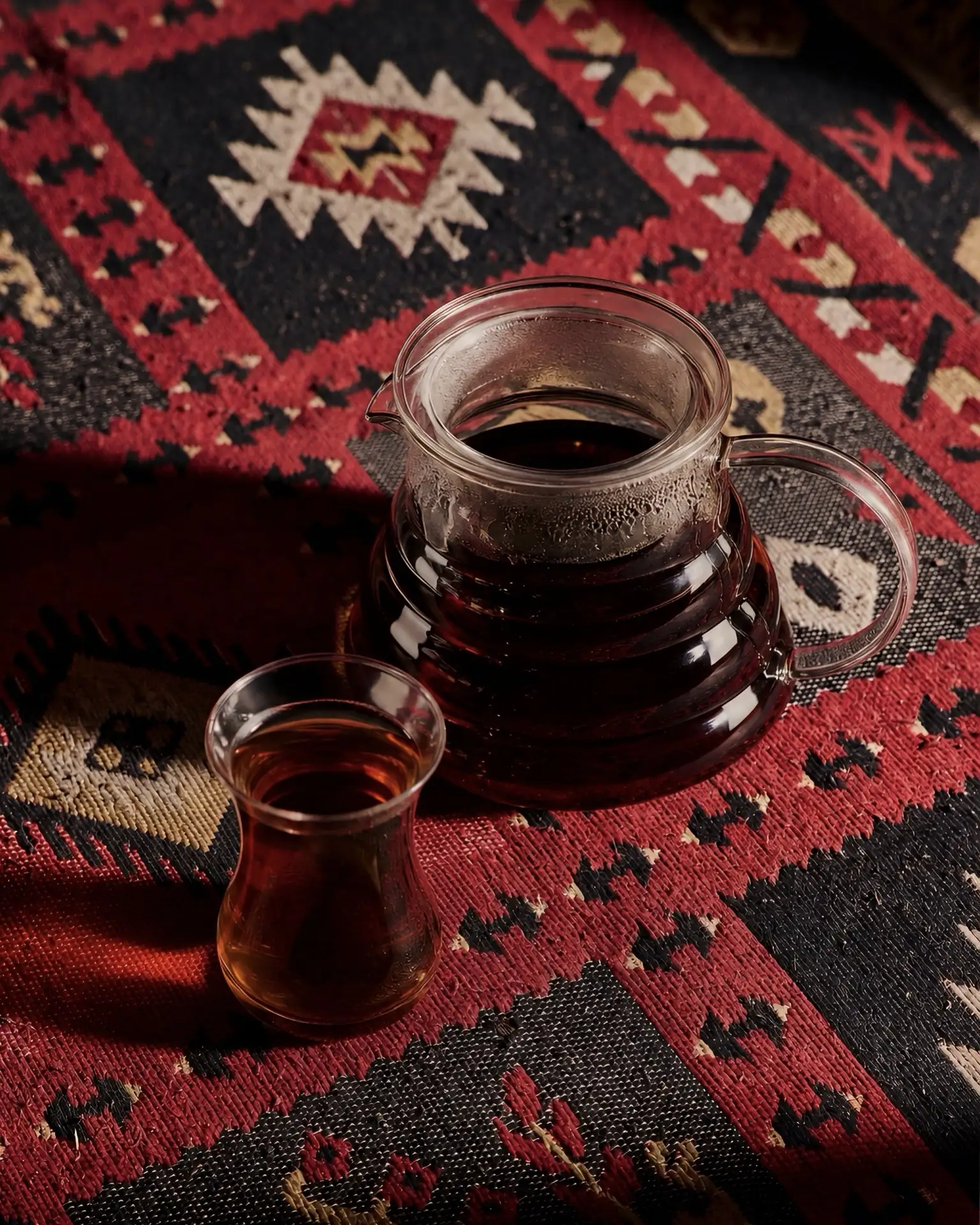 Там, где чай становится ритуалом 🍵

На Востоке чай не терпит спешки. Это подлинная роскошь момента,