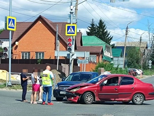 «Француз» и «японец» разбились на проклятом сызранском перекрестке

Еще два автомобиля столкнулись