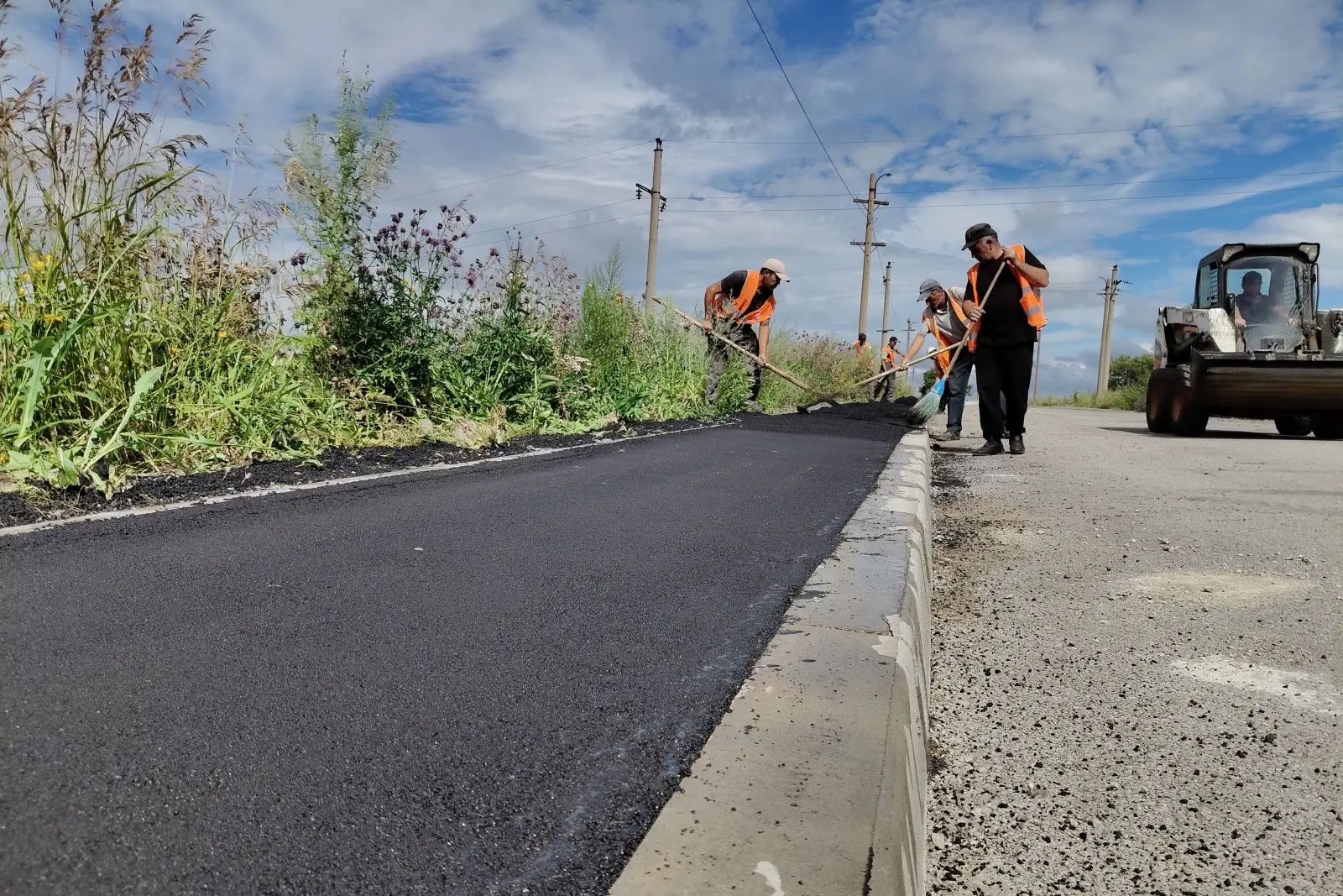 В Иркутской области ремонтируют дорогу от города Черемхово до поселка Алехино
