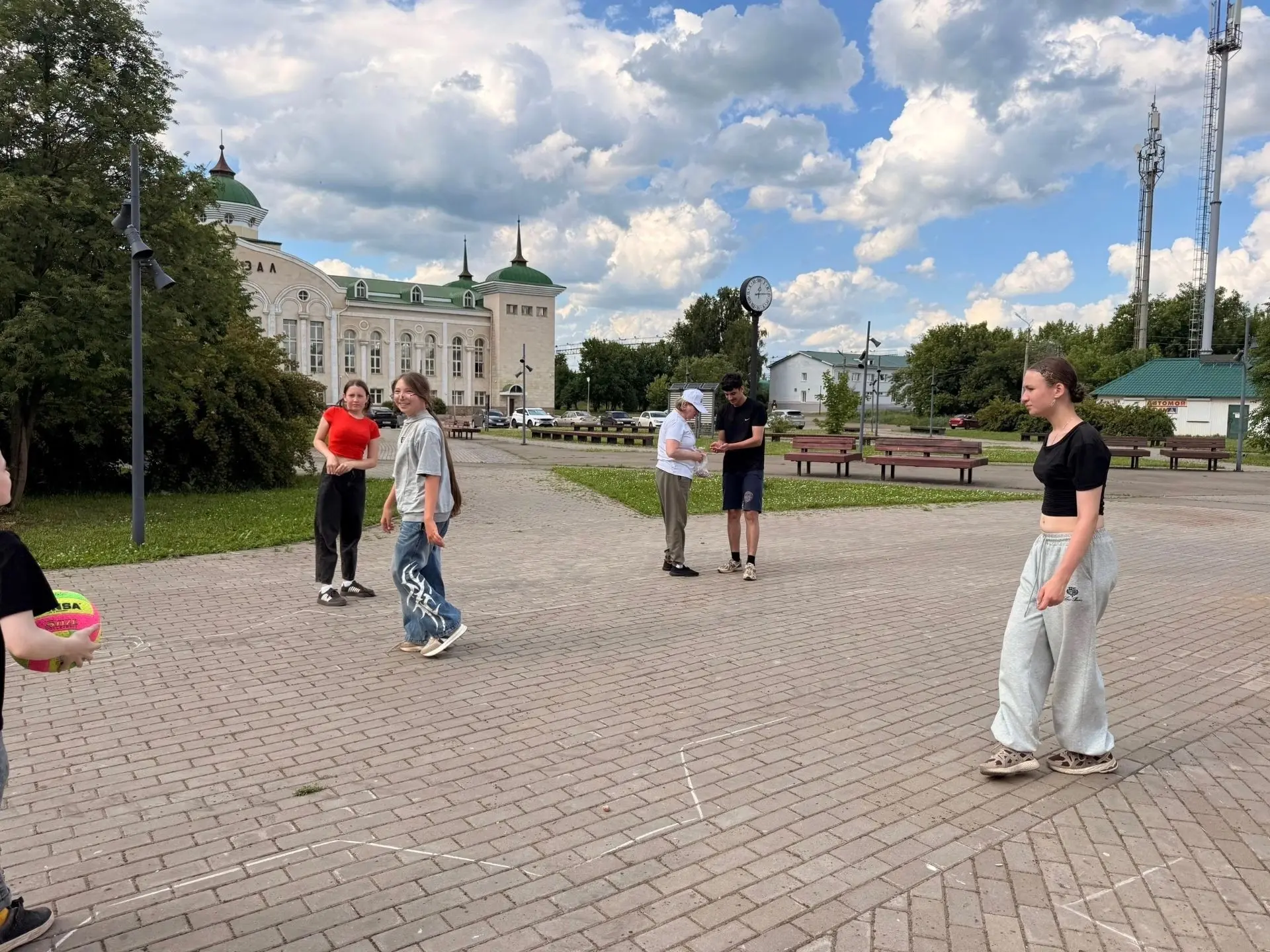 🤸 В Агрызе для детей провели спортивно-игровую программу на свежем воздухе