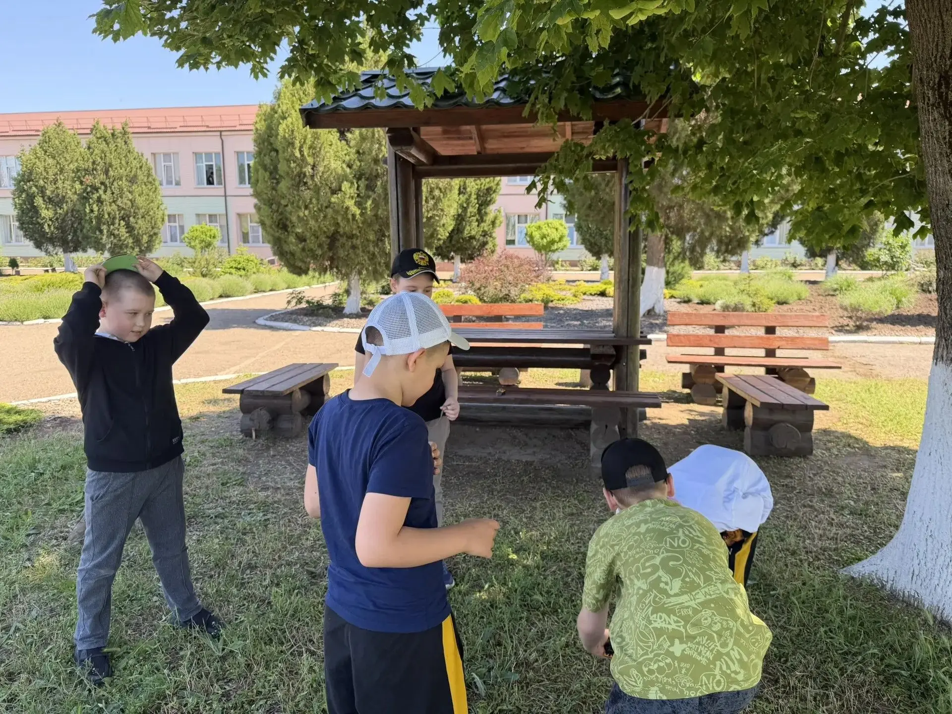 ☀️ Летняя площадка: играем, дружим, растём!
Наши самые маленькие ученики — ребята из подготовительны
