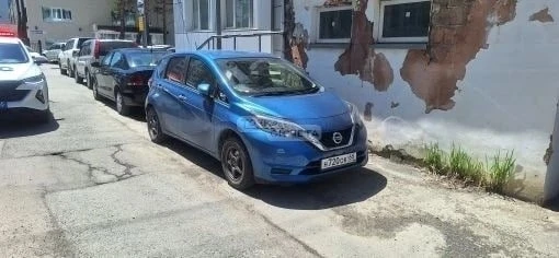 ❗️Неизвестный столкнулся с Nissan Note и скрылся с места ДТП в Южно-Сахалинске