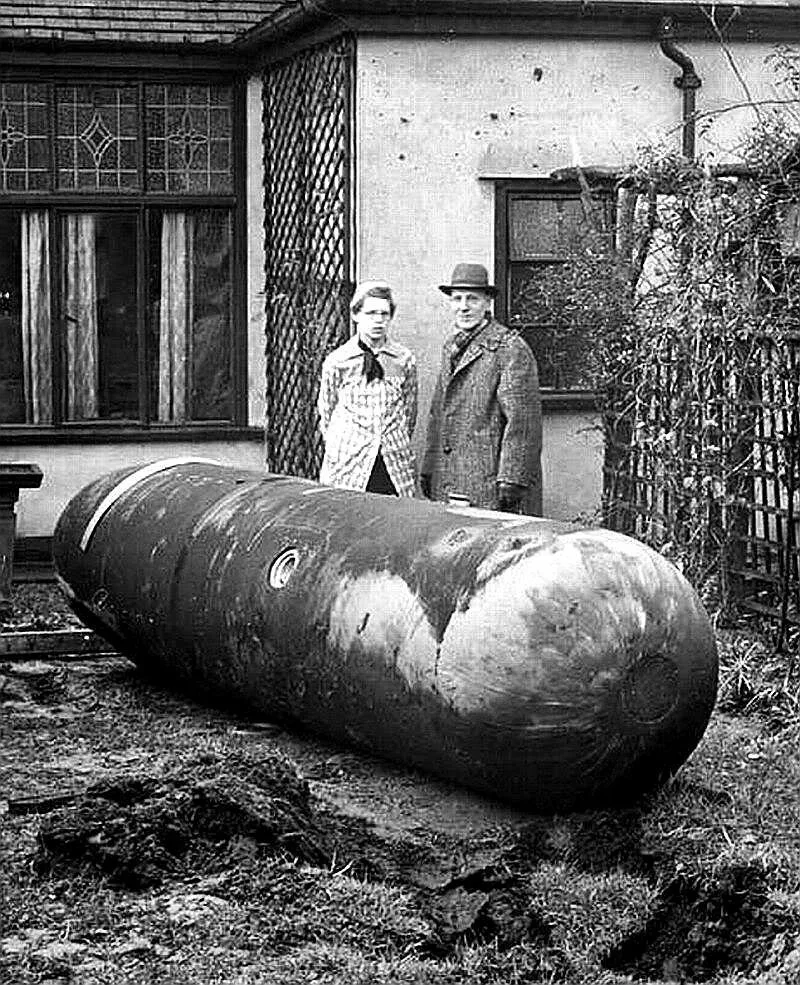 Немецкая неразорвавшаяся парашютная бомба в Ливерпуле, Англия, 1940 год.