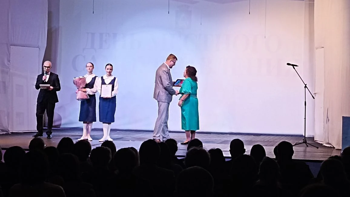 Памятным знаком «За вклад в развитие муниципального округа Первоуральск» награжден дире...