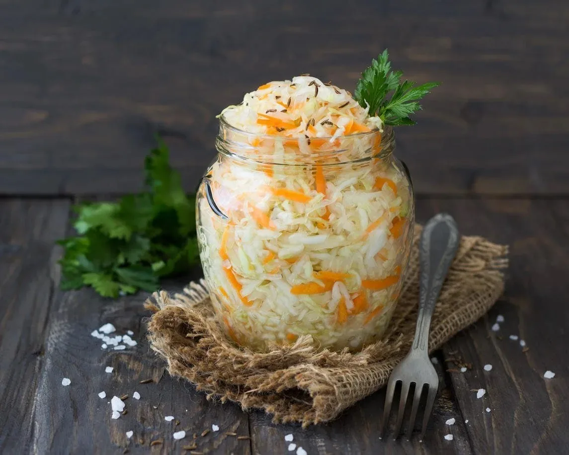 Для укрепления иммунитета ешьте квашеную капусту

Это уникальный продукт. В квашеной капусте есть ви